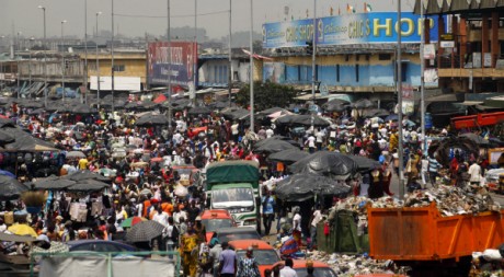 Le boulevard Nangui Abrogoua dans le quartier d'Adjame, à Abidjan, le 9 février 2011. REUTERS/Thierry Gouegnon