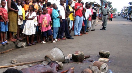 Accusé de vol, cet homme a été battu à mort par la foule à Monrovia. Reuters
