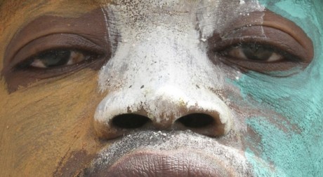 Un manifestant pro-Gbagbo le visage peint aux couleurs de la Côte d'Ivoire. REUTERS/Luc Gnago