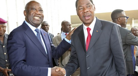 Le président ivoirien Laurent Gbagbo accueille son homologue béninois Boni Yayi à Abidjan le 3 janvier 2011. Reuters/Luc Gnago