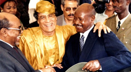 Omar el-Béchir, Mouammar Kadhafi et Yoweri Museveni, le 12 mai 2001. REUTERS/STR New