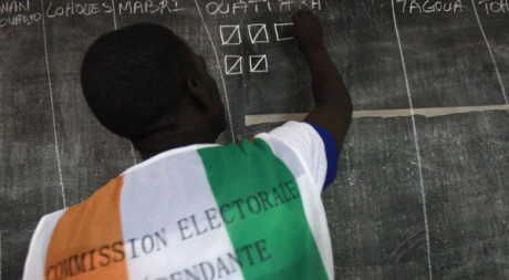 Contrôle des votes dans un bureau de Williamsville, le 31 octobre 2010. Reuters/Thierry Gouegnon