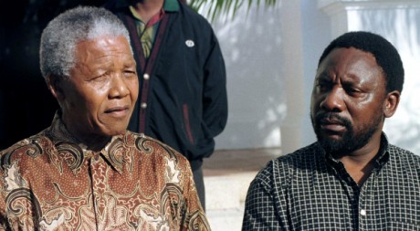 Nelson Mandela annonce la démission de Cyril Ramaphosa, secrétaire général de l'ANC, le 13 avril 1996. REUTERS/Mike Hutchings