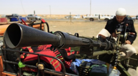 Un combattant rebelle avec son arme à Ajdabiya le 23 avril. Reuters/Amr Dalsh