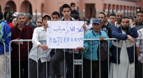 Des Marocains place Jamâa el-Fna après l'attentat, Marrakech, le 28 avril 2011. REUTERS/Youssef Boudlal