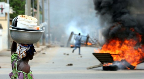 Manifestations deux jours après de la réélection de Faure Gnassingbé, à Lomé, Togo, le 26 avril 2005. REUTERS/Finbarr O'Reilly