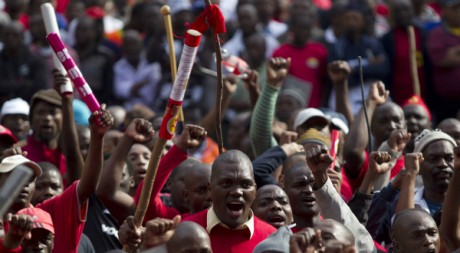Des travailleurs du Cosatu en grève à Durban, Afrique du Sud, le 12 juillet 2011. REUTERS/Rogan Ward 