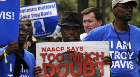 Des Américains protestent contre l'éxecution de Troy Davis, à Jackson, Géorgie, le 21 septembre 2011.REUTERS/Tami Chappell