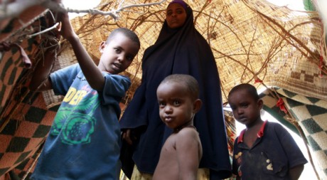 Une famille dans un camps de réfugiés en Somalie. Reuters/ Thomas Mukoya