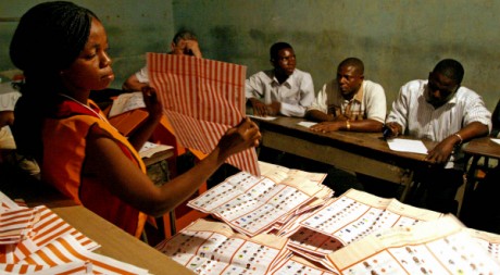 Dépouillement dans un bureau de vote à Kinshasa, 2006. David Lewis / Reuters.