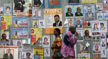 Habitants de Kinshasa passant devant des affiches électorales en 2006 -  REUTERS/Luc Gnago