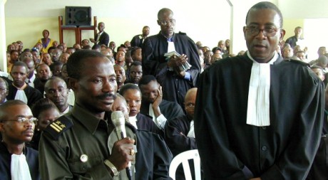 Le colonel Edddy Kapend devant un tribunal militaire à Kinshasa, 15 janvier 2001. REUTERS/Finbarr O'Reilly