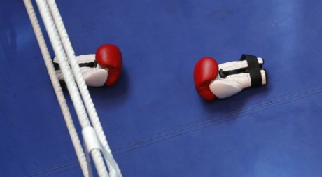 Gants de boxe sur un ring. REUTERS/Ina Fassbender
