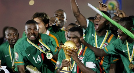 Les Chipolopolo soulèvent leur trophée, 12 février 2012, Libreville, Gabon. REUTERS/Thomas Mukoya