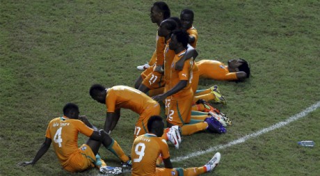 La sélection ivoirienne lors de la séance de tirs au but de la finale de la CAN.REUTERS/Amr Dalsh