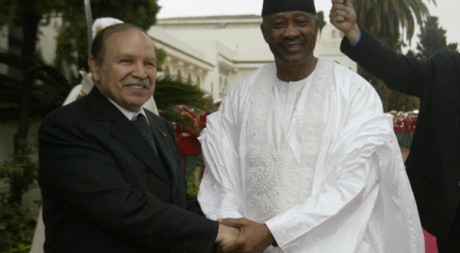 Rencontre entre Abdelaziz Bouteflika et Amadou Toumani Touré à Alger le 25 novembre 2007. Reuters/Louafi Larbi