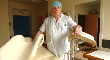 Le chirurgien Pierre Foldès dans sa clinique de Saint-Germain-en-Laye, le 20 avril 2004.Jean Ayissi/AFP