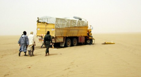 Miliciens d'Ansar Dine à l'approche d'un véhicule d'Ansar Dine, nord du Mali, 20/06/2012, REUTERS/Stringer 