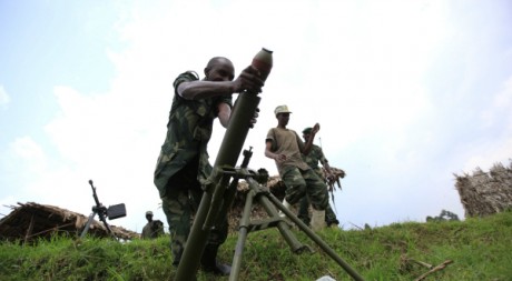 Un rebelle du M23 charge un mortier, dans le Nord-Kivu, RDc, 12 juillet 2012. REUTERS/James Akena
