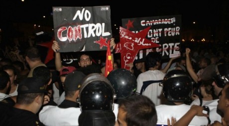 Des Tunisiens lors d'une manifestation contre le pouvoir islamiste, août 2012.	 REUTERS/Zoubeir Souissi