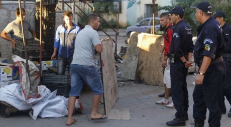 Vendeurs ambulants chassés par la police à Alger. Louafi Larbi/ Reuters