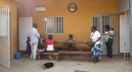 Une séance de devoir dans la cour de l'orphelinat de Viana en Angola. ©Estelle Maussion