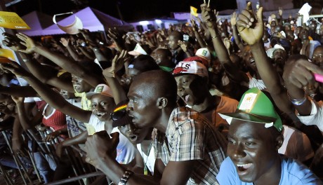 Des Ivoiriens pendant la Caravane de la réconciliation, 3 novembre 2012. © SIA KAMBOU / AFP
