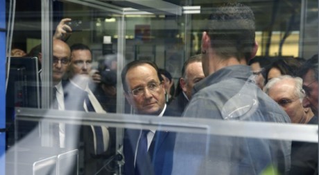 François Hollande visite une usine dans le centre el France, 17 décembre 2012. © PHILIPPE WOJAZER / AFP 