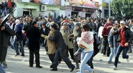 Des habitants de Sidi Bouzid, lors des manifestations du 17 décembre 2012. FETHI BELAID / AFP
