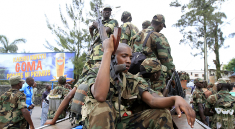 Les rebelles de l'Armée de Libération du Congo, ex-M23, patrouillent dans Goma, 20 novembre 2012. REUTERS/James Akena