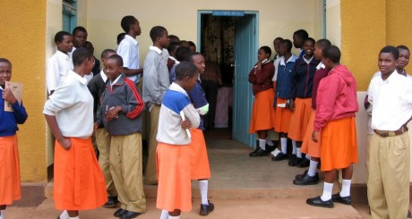 Ecolières tanzaniennes en uniforme / Flickr CC
