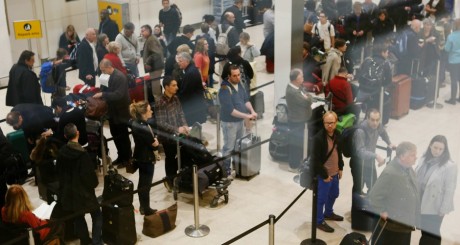 File d'attente aux douanes de l'aéroport de Heathrow, le 24 mai 2013 / REUTERS