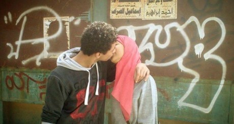 Deux jeunes s'embrassant au Caire, photo publié par Ahmed Elgohary, via 