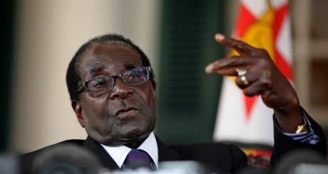 Le résident zimbabwéen, Robert Mugabe, renforce sa politique d'indigénisation / Reuters