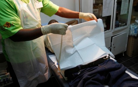 Un médecin pratiquant une circoncision à un homme au Zimbabwe,  REUTERS/Philimon Bulawayo