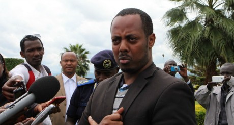 Kizito Mihigo, devant la presse, Kigali, le 15 avril / AFP