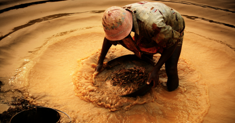 Un chercheur de diamants à Tongo Field au Sierra Leone, en 2008. Adam Cohn via Flickr. 