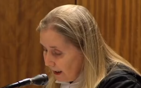 Capture d'écran YouTube de Mabel Jansen à la cour de Pretoria. 