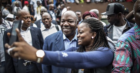 Ali Bongo fait un selfie avec une fan à Libreville, le 27 août 2016. MARCO LONGARI / AFP 