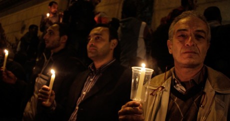 Des coptes prient pour les victimes d'un attentat à la bombe, le 11 décembre 2016 au Caire. SUHAIL SALEH / AFP