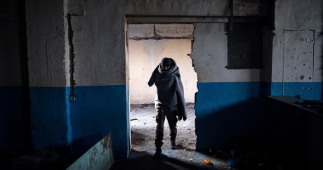 Un migrant à Belgrade, le 16 novembre 2016. ANDREJ ISAKOVIC / AFP