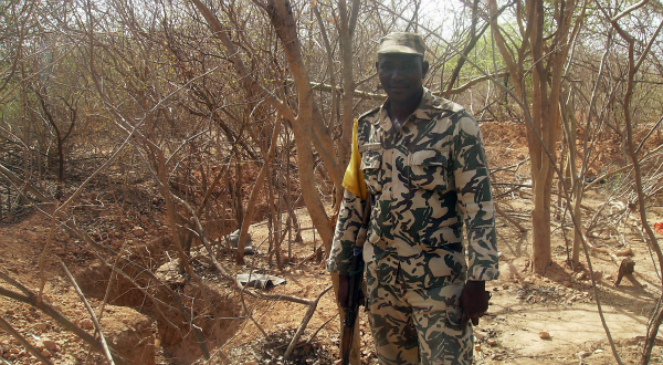 Soldat malien devant une tranchée construite par Aqmi dans la forêt de wagadou. © Serge Daniel