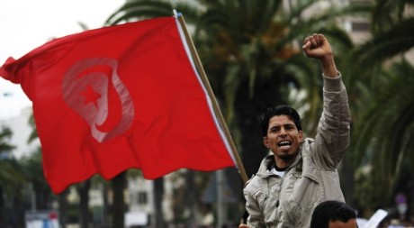 Un manifestant à Tunis, le 20 janvier 2011. REUTERS/Finbarr O'Reilly