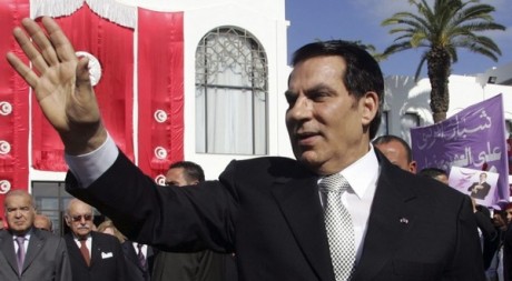 Le président Zine el-Abidine Ben Ali salue ses supporters après avoir prêté serment le 12 novembre 2009. REUTERS/Zoubeir Souissi