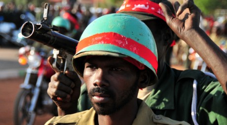 Un membre des Popular Defence Forces (PDF) lors d'un défilé militaire, à Khartoum, le 22 janvier 2011. REUTERS/Stringer