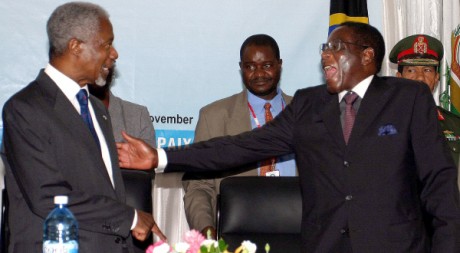 Kofi Annan et Robert Mugabe au Sommet de Dar es Salam, en Tanzanie, le 20 novembre 2004. REUTERS/ Emmanuel Kwitema