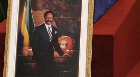 Le cercueil de feu le président gabonais Omar Bongo, à Libreville, le 11 juin 2009. REUTERS/Stringer