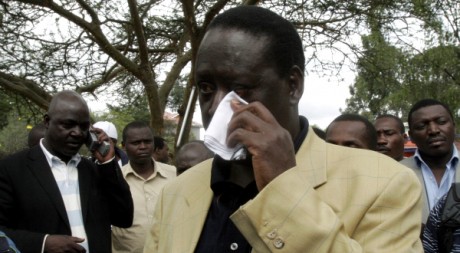 Odinga, le candidat kényan défait, s'essuie les yeux, à Nairobi, Kenya, le 31 décembre 2007. REUTERS/Thomas Mukoya