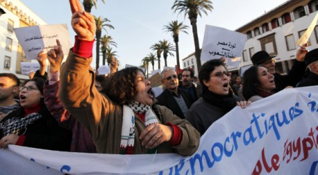 Des Marocains manifestent à Rabat pour exprimer leur soutien aux Egyptiens, le 8 février 2011. REUTERS/Youssef Boudlal