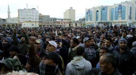 Des manifestants dans la ville portuaire de Tobruk, Libye, le 20 février 2011. REUTERS/Stringer